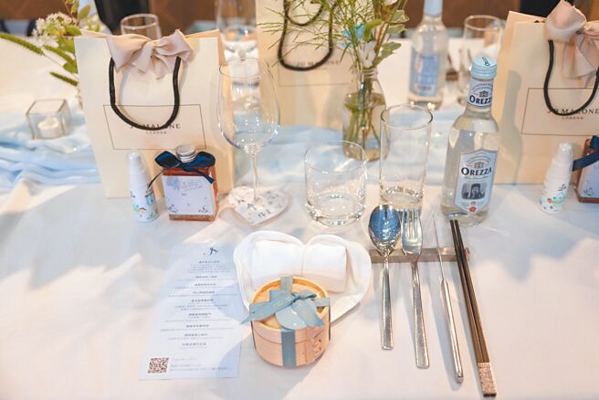 蕭敬騰婚宴送上包括旺旺水神抗菌液等伴手禮。（喜鵲娛樂提供）