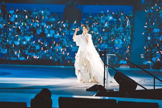 劉若英在上海演唱會身穿「波光粼粼新裝」與巨型飛天鯨魚遨遊海底樂園。（相信音樂提供）