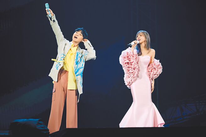 王心凌（右）13日邀青峰担任演唱会嘉宾。（天晴娱乐&宽宏艺术提供）