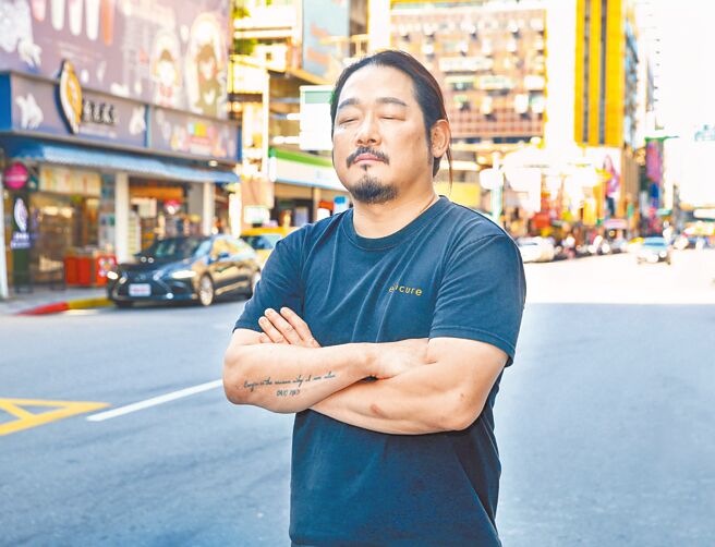 金度潤13日祕密訪台，暴紅的他，走在西門町街頭吸引許多目光。（粘耿豪攝）