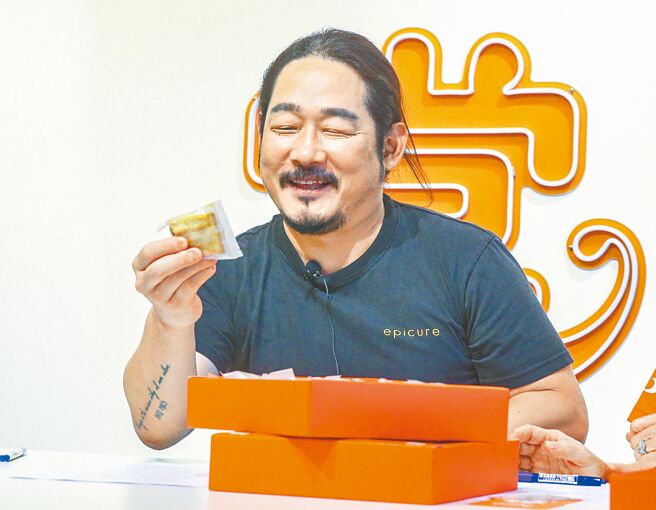 金度潤最喜歡台味「手工香蔥牛軋餅」，談起好友與美食展現招牌瞇瞇眼。（粘耿豪攝）