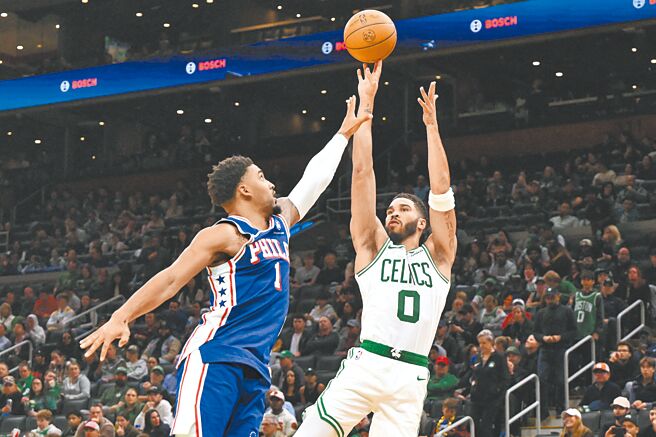 塞爾提克前鋒塔圖（右）帥氣跳投，七六人前鋒馬丁封阻不及。（路透）