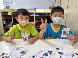 苗警首創交通安全撲克牌 教育結合創新廣受好評