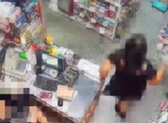 持玩具槍搶北市玩具行 逃台中攻擊台鐵女售票員  怪女瞎扯鬼上身