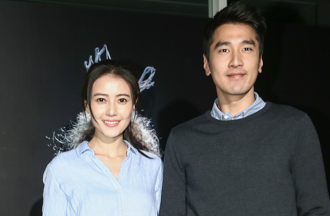 高圓圓飯後帶愛女散步　趙又廷被拍頂鳥窩頭「像街友」