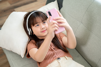 小六生喊「禁帶手機就不去畢旅」師超無奈 兩派吵翻