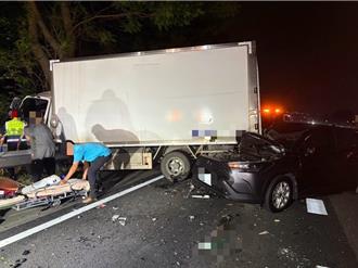 國3深夜事故！5車追撞「貨車卡進護欄」 4人受傷送醫