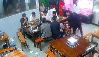 女友人穿黑絲遭偷瞄！陸醋男動手挑釁慘遭隔壁桌6男圍毆