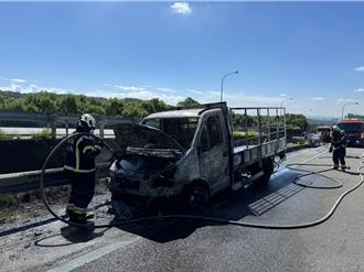 國一北桃園路段「小貨車起火燃燒」 幸無人員傷亡