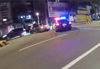 桃園警攔查改裝車懸掛假車牌 歹徒闖國道、市區二度逃逸