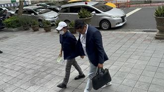 黃子佼私藏少女不雅片翻供不認罪   再穿「戰袍」出庭不發一語