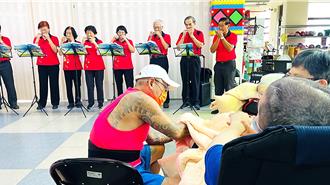 創世台東院公益餐會認助冷清 仁愛口琴樂團義演送愛