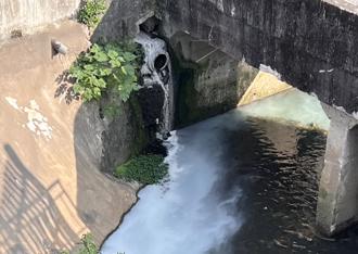 永和瓦磘溝遭油漆廢水染白 施工業者遭查最重罰300萬