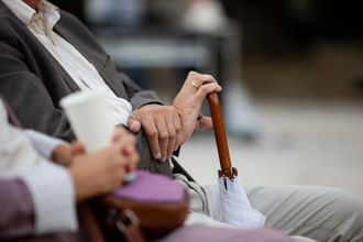 7旬嬤拿雨傘當手杖跌倒骨折 醫曝「骨質疏鬆」是元凶