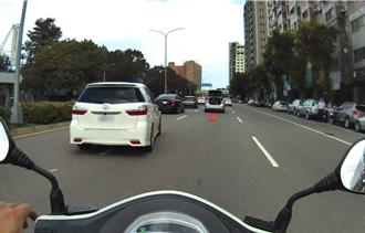 載小孩上學車卡路中央！竟是「海綿寶寶」安全帽搞鬼