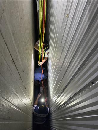 高雄工安意外！施工跌落夾縫 男工人送醫搶救仍不治