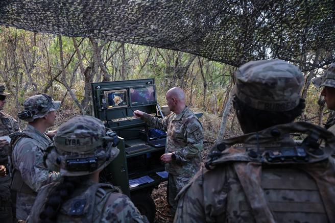 美国陆军副参谋长明格斯上将观看情监侦系统，了解卫星影像提供的最新情监侦动态。（取自DVIDS网站）