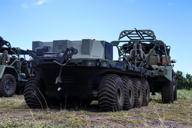  第25步兵师在演训中使用S-MET型无人车，执行战场运输任务。（取自DVIDS网站）