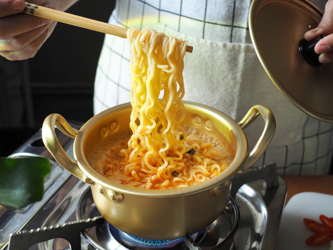 使用鋁鍋烹煮時，不要放進泡菜、蕃茄等酸性食材，以免鋁溶出。（示意圖，Shutterstock／達志）