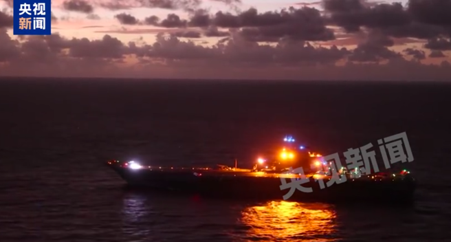 图为「联合利剑-2024B」演习期间，共军辽寧号航母进行战机起降操演。（图 / 撷取自央视微博）
