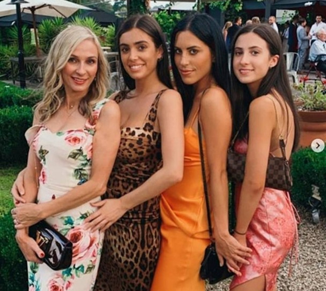 肯爷的现任另一半碧安卡的妈妈雅莉姗卓（左1）表示不想介入此事。（图／翻摄自alyssia.censori IG）