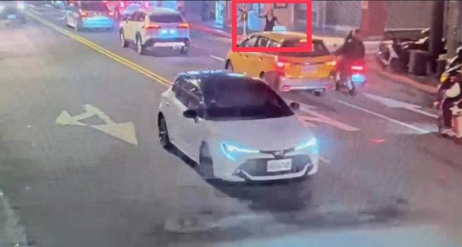 古女抢夺太原路一间玩具店，得手5万多元后搭乘计程车逃逸。（民眾提供）