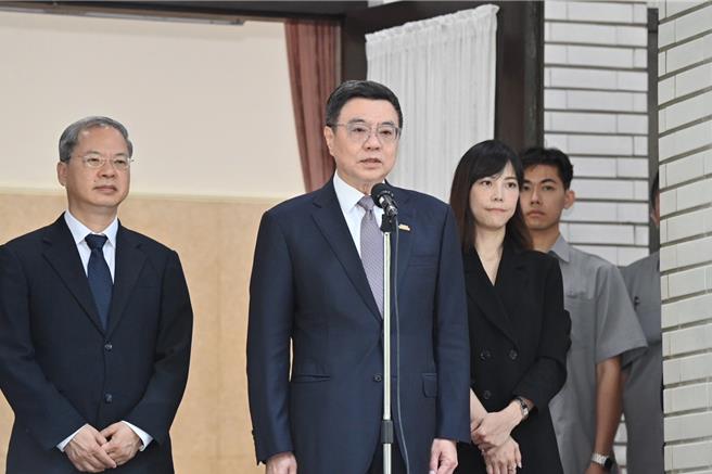 卓荣泰指出，那张照片，他完全不知道有人在拍照片，这是国家体制正常且负责任的运作。（行政院提供／游念育台北传真）