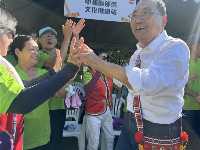 新北市原住民族文化健康站槌球聯誼活動今（15）日在樹林體育園區木槌球場登場，新北市長侯友宜受邀出席開球儀式，與民眾熱情互動。（柯毓庭攝）