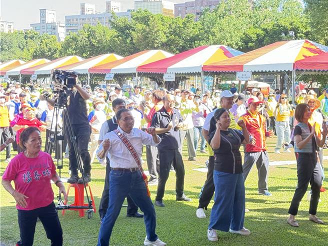 活動現場主持人帶著全場大跳健康操，侯友宜與前來共襄盛舉的原民議員宋雨蓁、楊春妹、蘇錦雄等人一起跟著跳動、氣氛歡樂。（柯毓庭攝）