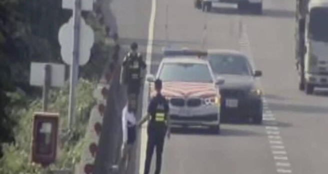 一名身穿短裙的女子怡精神状况不佳，误闯国道。（翻摄国道即时影像）