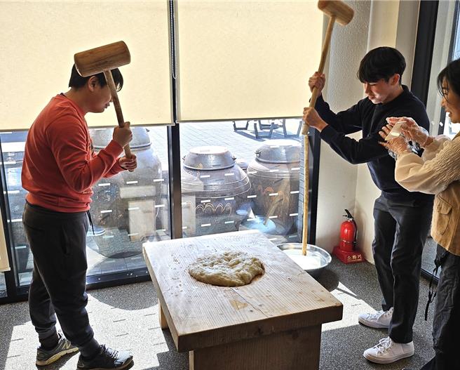 《黑白大厨》中，白宫名厨李爱德华以甜点手法转译「辣炒年糕」，旅天下带旅客一同感受韩国的「年糕精神」。（旅天下提供）