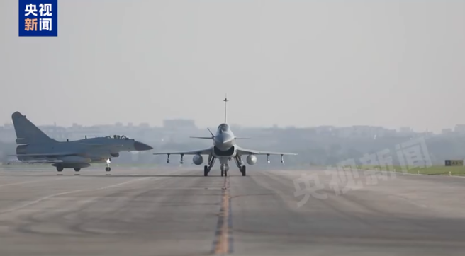大陆昨（14）日展开为期1天的「联合利剑-2024B」环台军演，图为参演的共军歼-10战机。（图 / 撷取自央视微博）
