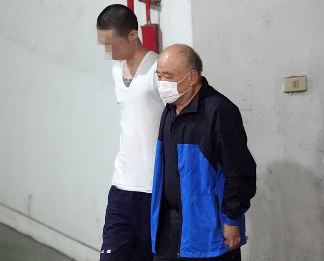 台北地检署侦办京华城容积率弊案，15日提讯在押的国民党台北市议员应晓薇及助理吴顺民（前），以利厘清相关案情。（黄世麒摄）