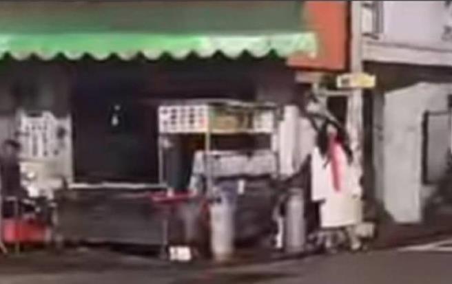 张男、曹男扮鬼吓人、直播衝流量，2人被依违反社会秩序维护法，各处8000元罚锾。（翻摄自爆料公社二社）