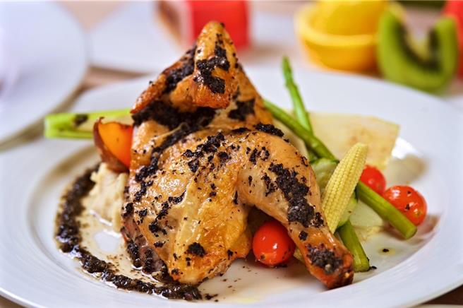 单人套餐「黑松露香烤半鸡」，金黄酥脆外皮，佐上淡淡的奶油香气，黑松露奢华芬芳萦绕舌尖。（神旺商务酒店提供／吴娮翎台北传真）