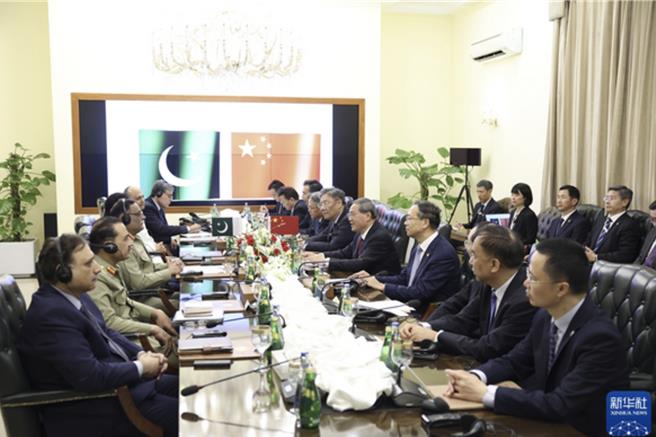 會見巴基斯坦軍方領導人，李強：願同巴方深化反恐合作。（新華社）