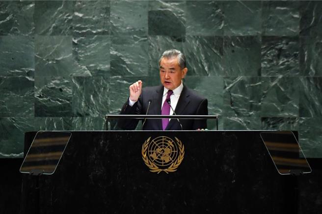 為降溫中東局勢，中國外交部長王毅14日深夜先後與以色列外長卡茲、伊朗外長阿拉奇通電話。（摘自新華社）