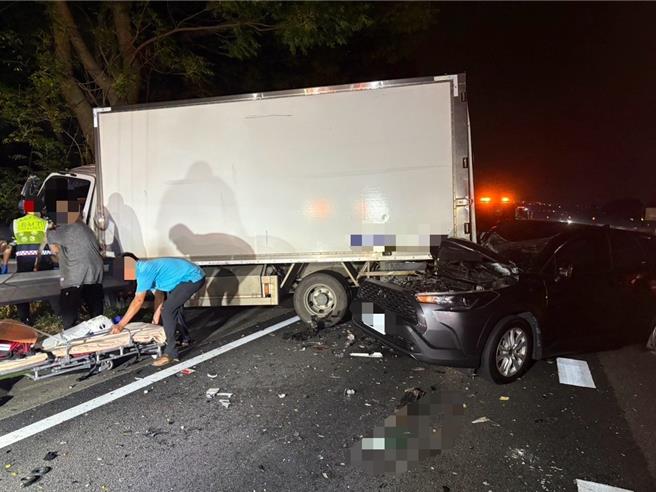 国道3号北上183.5公里龙井段14日晚间传出5车连环车祸，其中大货车整辆卡进护栏，驾驶一度受困车中，经消防人员救援后送医。（民眾提供／潘虹恩台中传真）