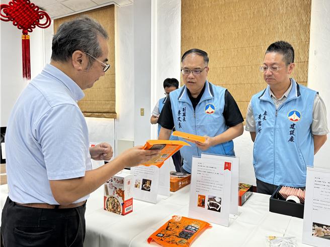金门县副县长李文良(中)希望透过一个具有公信力的认证机制，让金门的优质产品被更多消费者认识与接受。(于家麒摄)