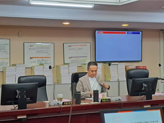 國民黨台北市議員陳重文15日現身台北市議會教育委員會議受訪，自稱已瘦了40公斤。（温予菱攝）