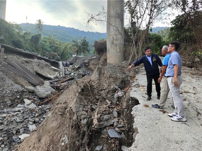 颱風山陀兒造成台東南迴鐵公路華源段橋墩地基掏空，民進黨立委莊瑞雄（左）偕同行政院東部聯合服務中心執行長洪宗楷（右）13日前往勘災，要求鐵公路加快修復。（莊瑞雄提供／蔡旻妤台東傳真）