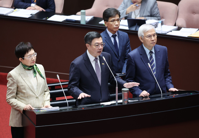 財政部長莊翠雲（左起）、行政院長卓榮泰、金管會主委彭金隆、央行總裁楊金龍15日在立法院答詢。（姚志平攝）