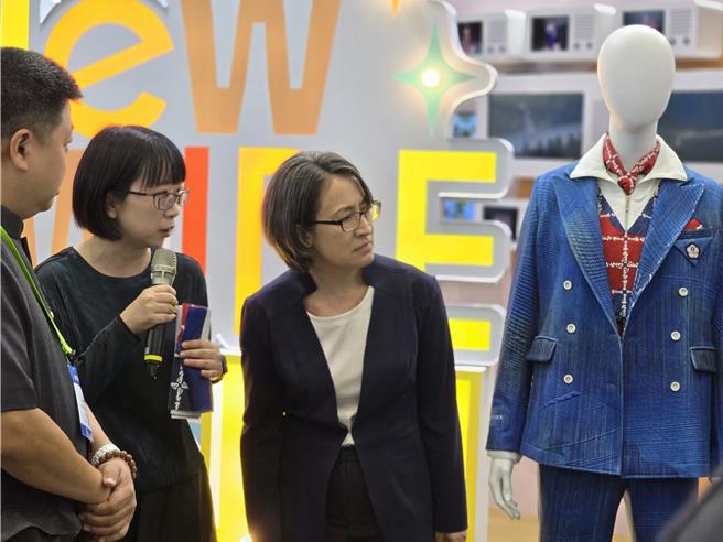 台北纺织展15日开展，萧美琴副总统（中）逐一参观各厂商单位，对于中华队今年奥运制服相当感兴趣。（黄琮渊摄）