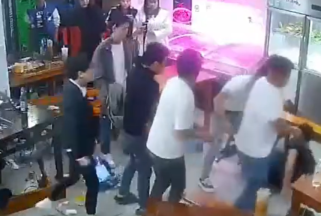 男子慘遭隔壁桌共6名男子圍毆。（翻攝自微博）