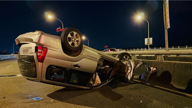 宜兰昨日傍晚5时18分在五结乡发生翻车交通事故。（吴佩蓉摄）