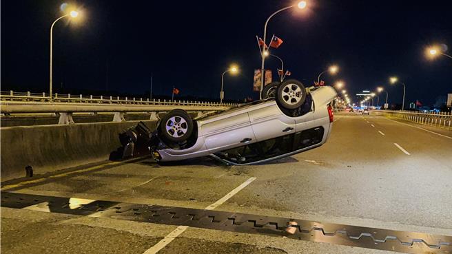 宜兰昨日傍晚5时18分在五结乡发生翻车交通事故。（吴佩蓉摄）