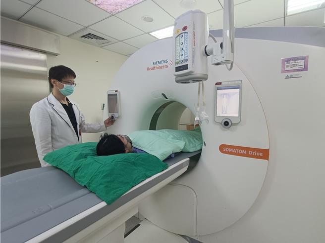 LDCT是可早期检测肺癌的有效工具，台中林新医院胸腔内科医师郑世文呼吁，高风险群应2年1次接受筛检。（林新医院提供／冯惠宜台中传真）