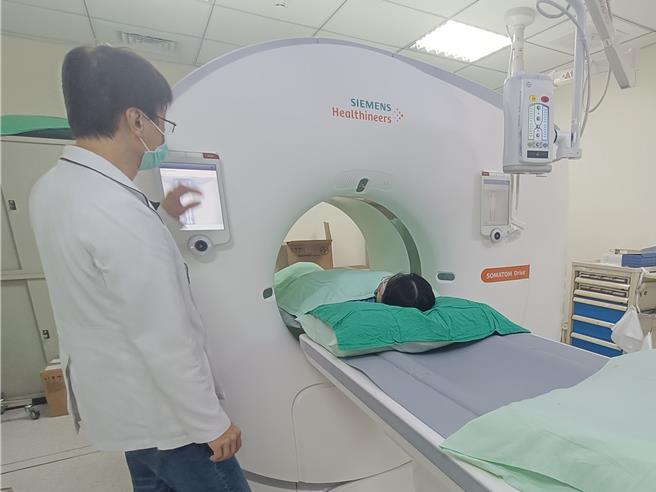 LDCT是可早期检测肺癌的有效工具，台中林新医院胸腔内科医师郑世文呼吁，高风险群应2年1次接受筛检。（林新医院提供／冯惠宜台中传真）