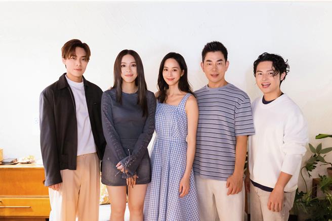 张钧宁（中）与任贤齐（右2）在MV里飙戏力挺告五人。（相信音乐提供）