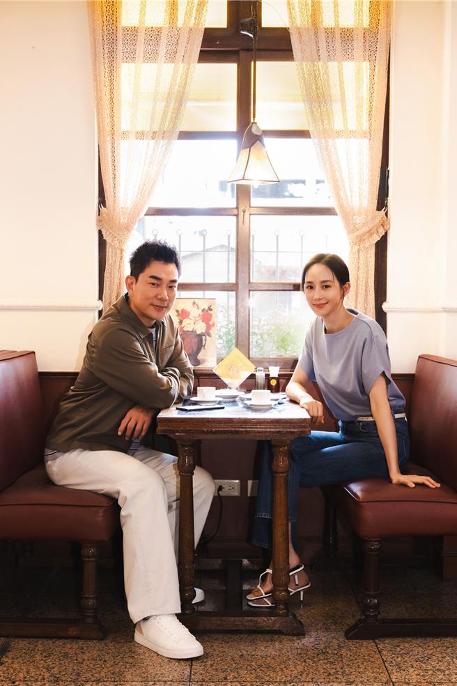 张钧宁（右）与任贤齐在MV里飙戏力挺告五人。（相信音乐提供）